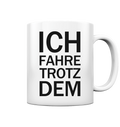 Weiße Tasse mit dem schwarzen Aufdruck Ich fahre trotzdem